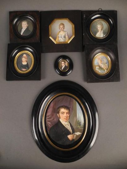 null Lot de 9 miniatures représentant des portraits divers Cadres en bois noirci