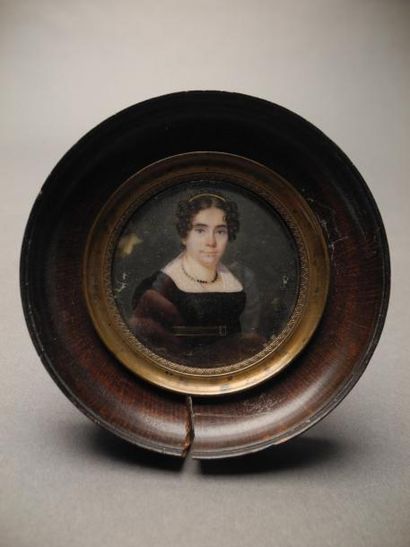ECOLE FRANCAISE DU XIXème siècle Portrait de femme à la robe noire Miniature à vue...