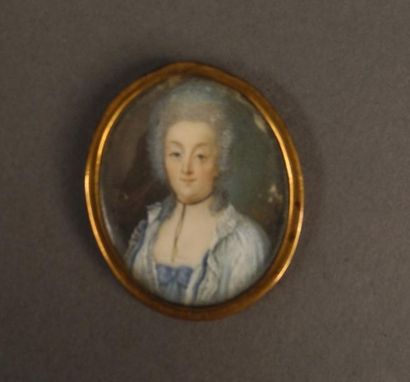 Ecole Française du XVIIIème siècle Portrait de dame Miniature à vue ovale sur ivoire...