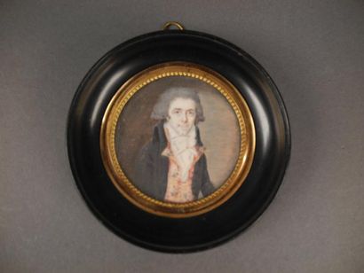 École FRANÇAISE de la fin du XVIIIème siècle Portrait d'homme au gilet rouge Miniature...