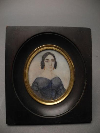 ECOLE FRANCAISE DU XIXème siècle Portrait de femme à la robe bleue Miniature à vue...