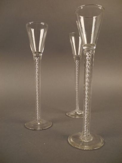 null Trois verres à pied à décor a ritorti XVIIIème siècle H: 22 cm