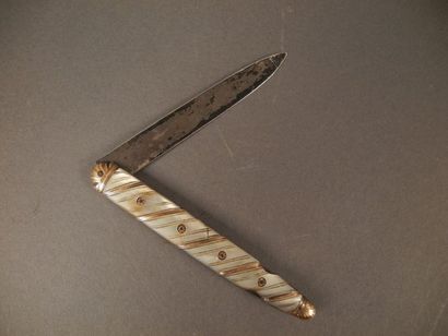 null Couteau pliant en nacre et or jaune XIXème siècle L: 11,5 cm (accidents)