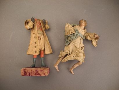 null Trois santons en bois polychrome et leurs habits XVIIIème siècle H: 26 cm e...