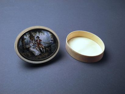 null Boîte ovale en ivoire ornée d'une miniature pastorale dans le goût anglais XIXème...