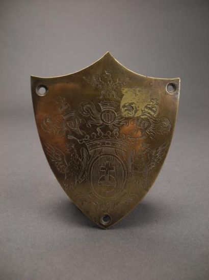 null Plaque de giberne en laiton gravée des armes d'un chevalier XVIIIème siècle...