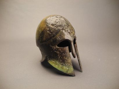 null Casque en bronze patiné Miniature de casque grec Travail du XIXème siècle H:...