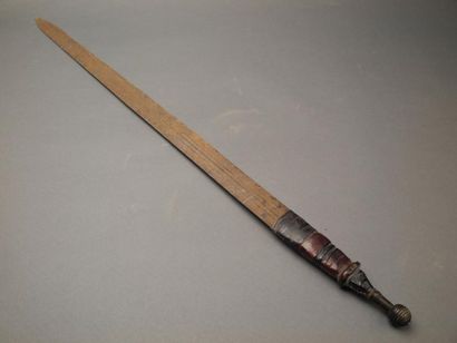 null Epée probablement mérovingienne Prise gainée de cuir brun L: 87 cm