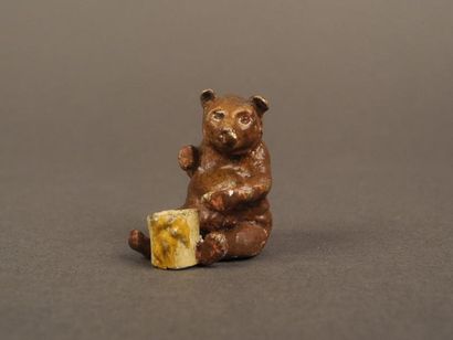 null Sujet représent un ours vidant un pot de miel En bronze de Vienne H: 2,7 cm