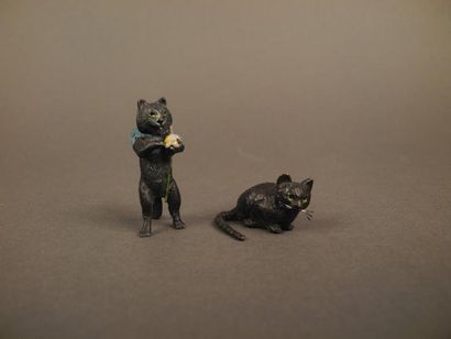 null Lot de sujet représentant deux chats dont un éffeuillant une paquerette En bronze...