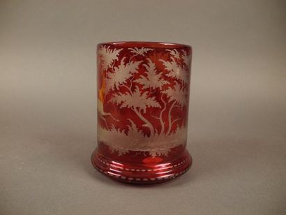 null Vase en cristal de Bohême de couleur rouge gravé d'une scène de chasse Travail...