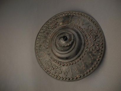 null Chappe de Fonds Baptismale daté 1714 en cuivre repoussé Diam: 35 cm