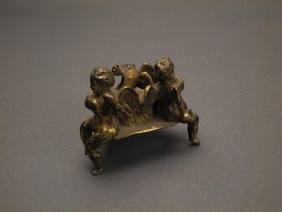 null Pied de chandelier tripode en bronze doré Travail italien H: 8, 5 cm (manque...