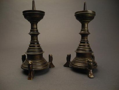 null Paire de chandeliers en bronze reposant sur trois lions assis. XIXème siècle,...