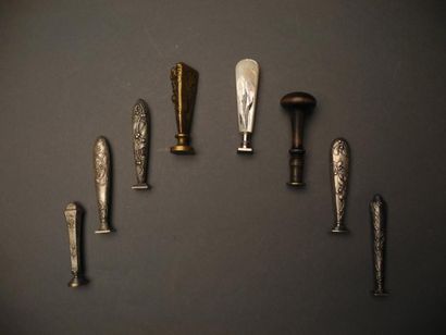 null 8 Cachets en bronze, nacre, argent, métal argenté, et bois XXème siècle H: environ...