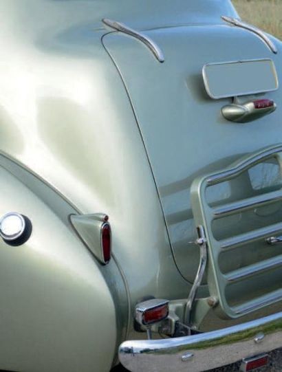1938 PACKARD 1600 SIX TOURING SEDAN C'est en achetant sa première voiture que James...