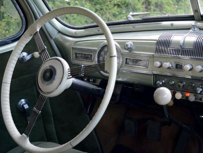 1938 PACKARD 1600 SIX TOURING SEDAN C'est en achetant sa première voiture que James...