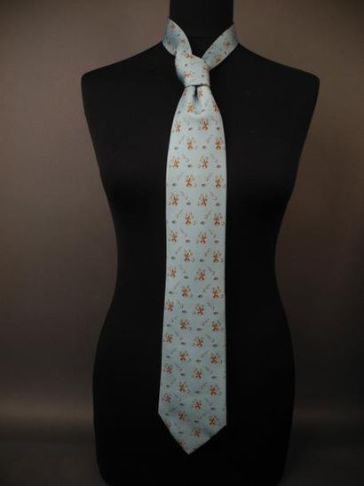 HERMES Cravate en soie à fond bleu clair A décor de lapin golfeur EN TRES BON ET...