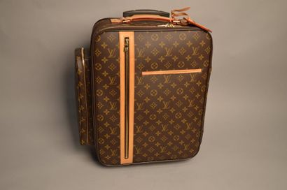 LOUIS VUITTON Valise trolley en Toile Monogram Parements et poignée en cuir naturel...