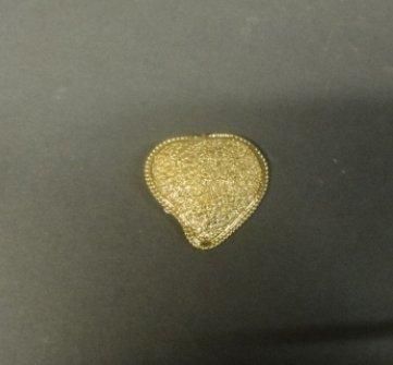 Yves Saint LAURENT Pendentif coeur en métal doré