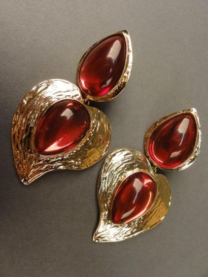 Yves Saint LAURENT Paire de boucles d'oreilles clips en métal doré et pierres de...