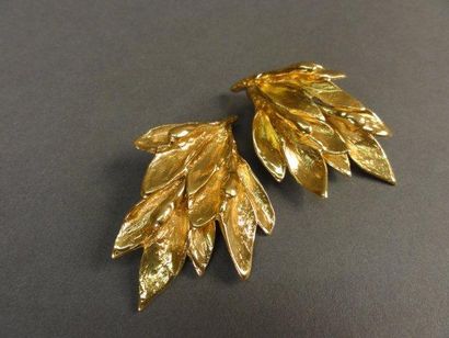 Yves Saint LAURENT Paire de boucles d'oreilles clips en métal doré "Feuilles" Si...