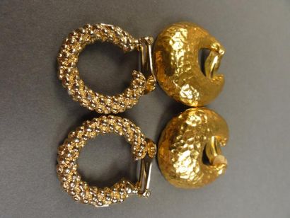 Yves Saint LAURENT LOT COMPRENANT Paire de boucles d'oreilles clips en métal doré...