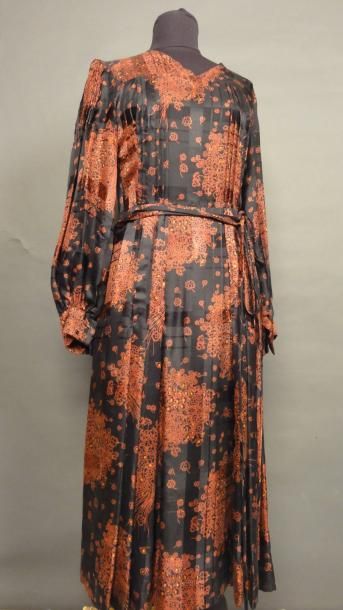 null Robe longue plissée en soie A motifs japonisants sur fond noir Taille 38