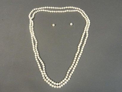 null PARURE En perles de culture comprenant un long sautoir et une paire de motifs...