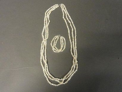 null PARURE En perles baroques comprenant un sautoir à trois rangs et un bracelet...