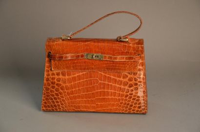 null Sac en crocodile brun 21x31 cm