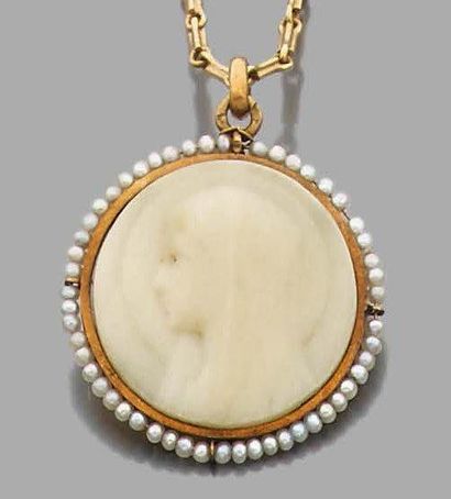 null Médaille en or jaune "Sainte Vierge" sur ivoire, entourage de semences de perles....