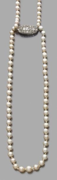 null Collier de deux rangs de perles en chute dont un rang de 48 perles fines et...