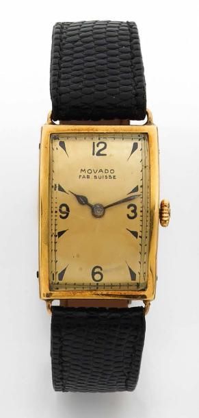 MOVADO Vers 1940 Modèle homme rectangulaire en or 18K. Cadran champagne, chiffres...