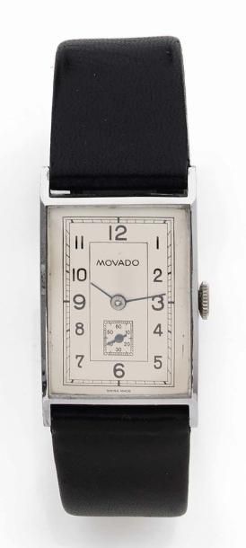 MOVADO Vers 1940 Modèle homme rectangulaire en acier. Cadran argenté, chiffres arabes...