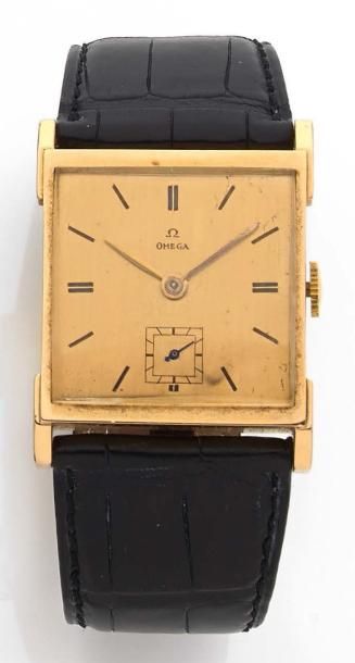 OMEGA Boitier Français. Vers1940. Grande montre carrée, cadran en or, index et aiguilles...