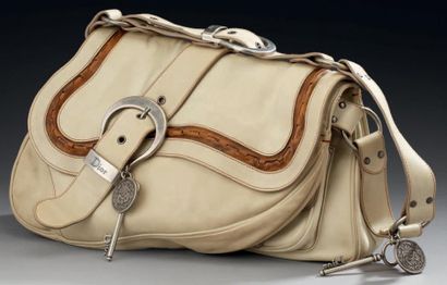 CHRISTIAN DIOR " Sac modèle Gaucho" en cuir vieilli blanc, rabat gansé d'une frise...