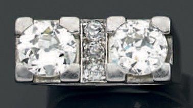null Bague chevalière en platine sertie de deux diamants de taille ancienne séparés...