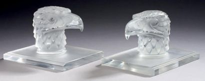René LALIQUE France Paire de serre-livres en verre figurant deux têtes d'aigle. Haut.:...