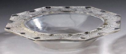 René LALIQUE France Plat en verre opalescent à décor de fleurs. Signé R. Lalique...