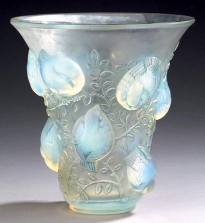 René LALIQUE France Vase en verre opalescent à décors d'oiseaux. Haut.: 18,5 cm