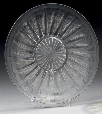 René LALIQUE France Plat circulaire en verre moulé préssé à décor en léger relief...