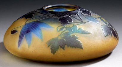Émile GALLÉ (1846-1904) Vase de forme circulaire sans col en verre doublé bleu nuancé...