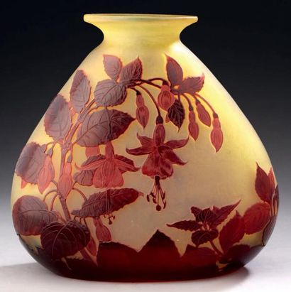 Émile GALLÉ (1846-1904) Vase à col galbé ouvert en verre doublé rouge sur fond jaune....