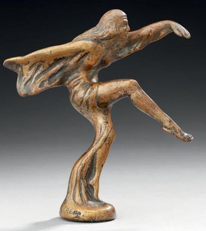 CREPI Mascotte en bronze figurant une femme drapé. Travail francais vers 1900-1930....