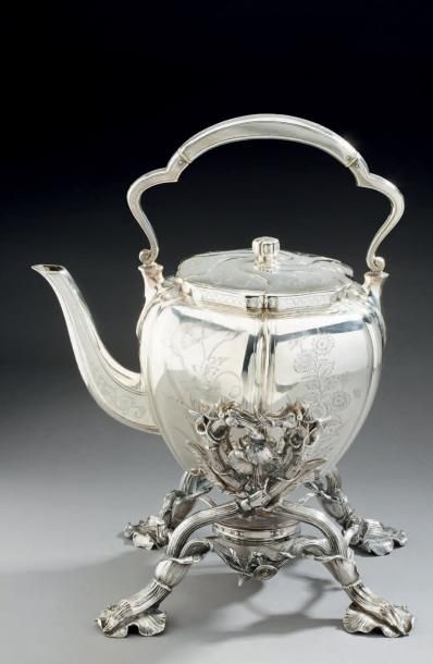 null Important samovar en métal argenté à larges cotes gravées de fleurs, le piettement...