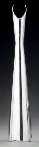LINO SABATINI et CHRISTOFLE Vase moderniste en métal argenté uni. Haut.: 21 cm