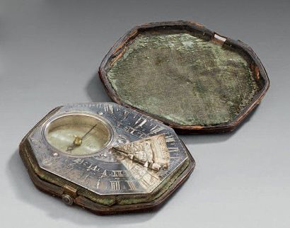 Jean-Baptiste DELURE à Paris Cadran solaire de voyage en argent avec boussole. Table...