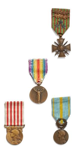 DIVERS Lot de quatre médailles: - croix de guerre 1914-1915 avec deux palmes et trois...