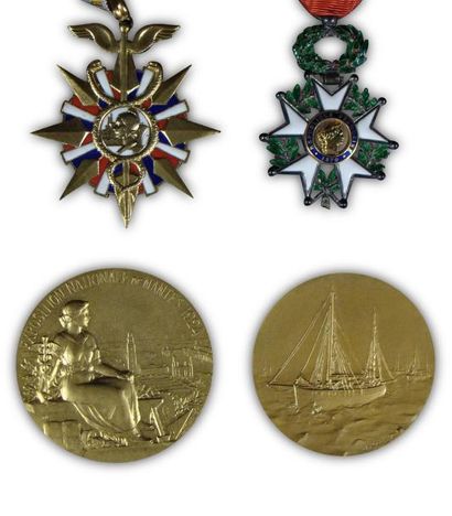 null Ensemble de quatre médailles comprenant: - Une légion d'honneur IIIe République...